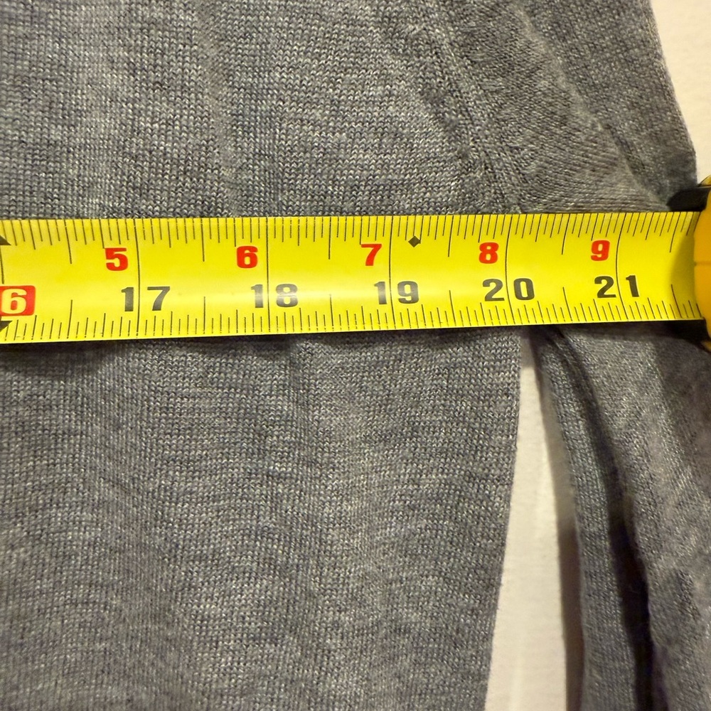 H&M Basics Grey V-Neck Long-Sleeve Pullover Lightweight Sweater Size Small - Picture 2 of 4